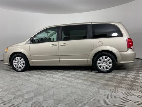 Used 2016 Dodge Grand Caravan SE w/ Quick Order Package 29E SE FWD image 3