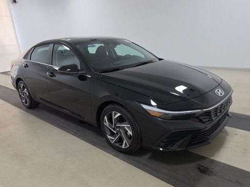 Used 2026 Hyundai Elantra Limited FWD image 3