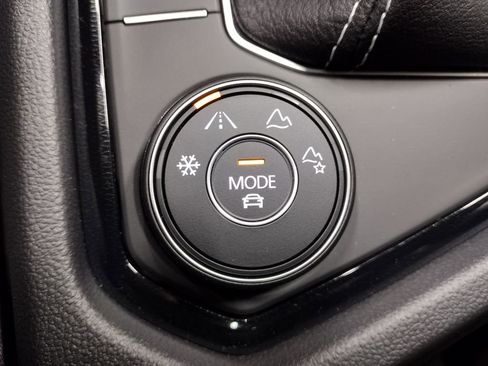 Certified 2025 Volkswagen Taos SE image 28