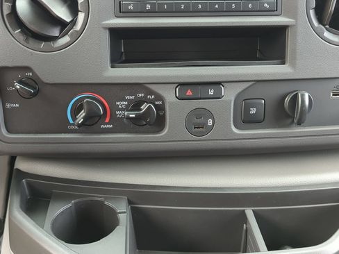 Used 2022 Ford E-450 and Econoline 450 Super Duty RWD image 18