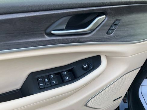 Certified 2022 Jeep Grand Cherokee Limited w/ Luxury Tech Group II image 10