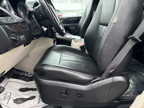 Used 2015 Chrysler Town & Country Touring image 11