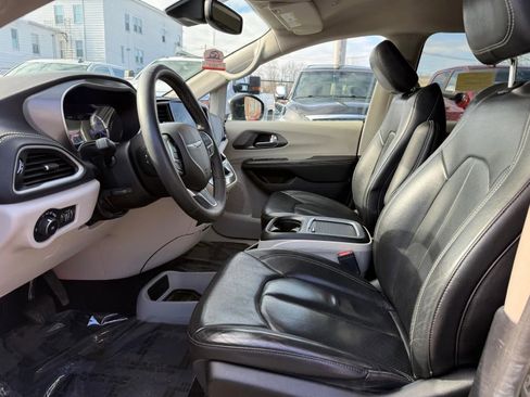 Used 2022 Chrysler Pacifica Touring-L image 10