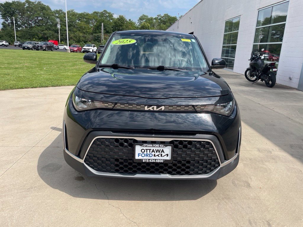 Used 2025 Kia Soul LX FWD image 3