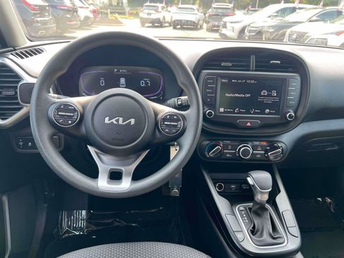 Used 2025 Kia Soul LX w/ LX Technology Package FWD image 22
