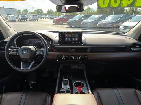 Used 2025 Honda Pilot Elite image 32