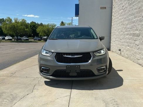 Used 2023 Chrysler Pacifica Touring-L FWD image 8