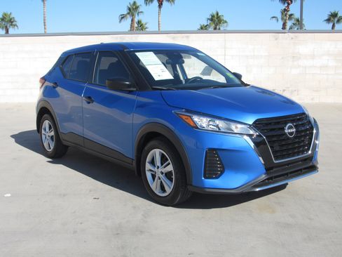 Used 2025 Nissan Kicks Play S image 2