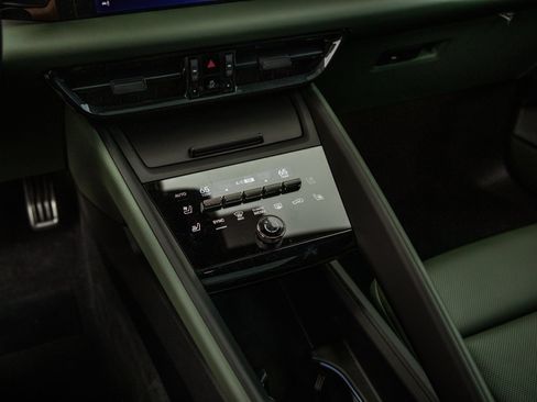 Certified 2025 Porsche Macan Turbo Electric AWD/4WD image 17