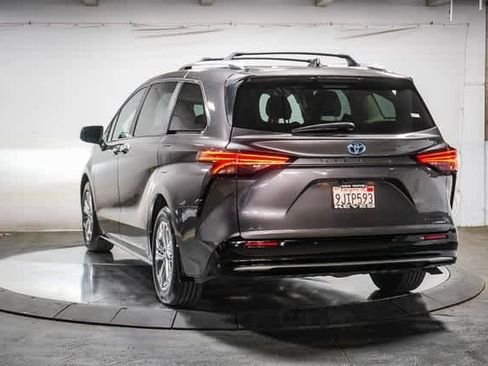 Certified 2023 Toyota Sienna Platinum image 3