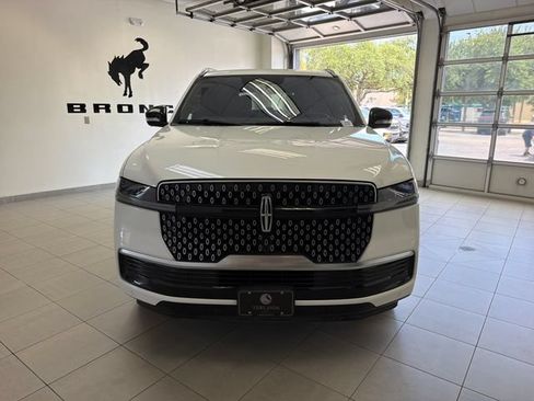 Used 2025 Lincoln Navigator Reserve AWD/4WD image 2