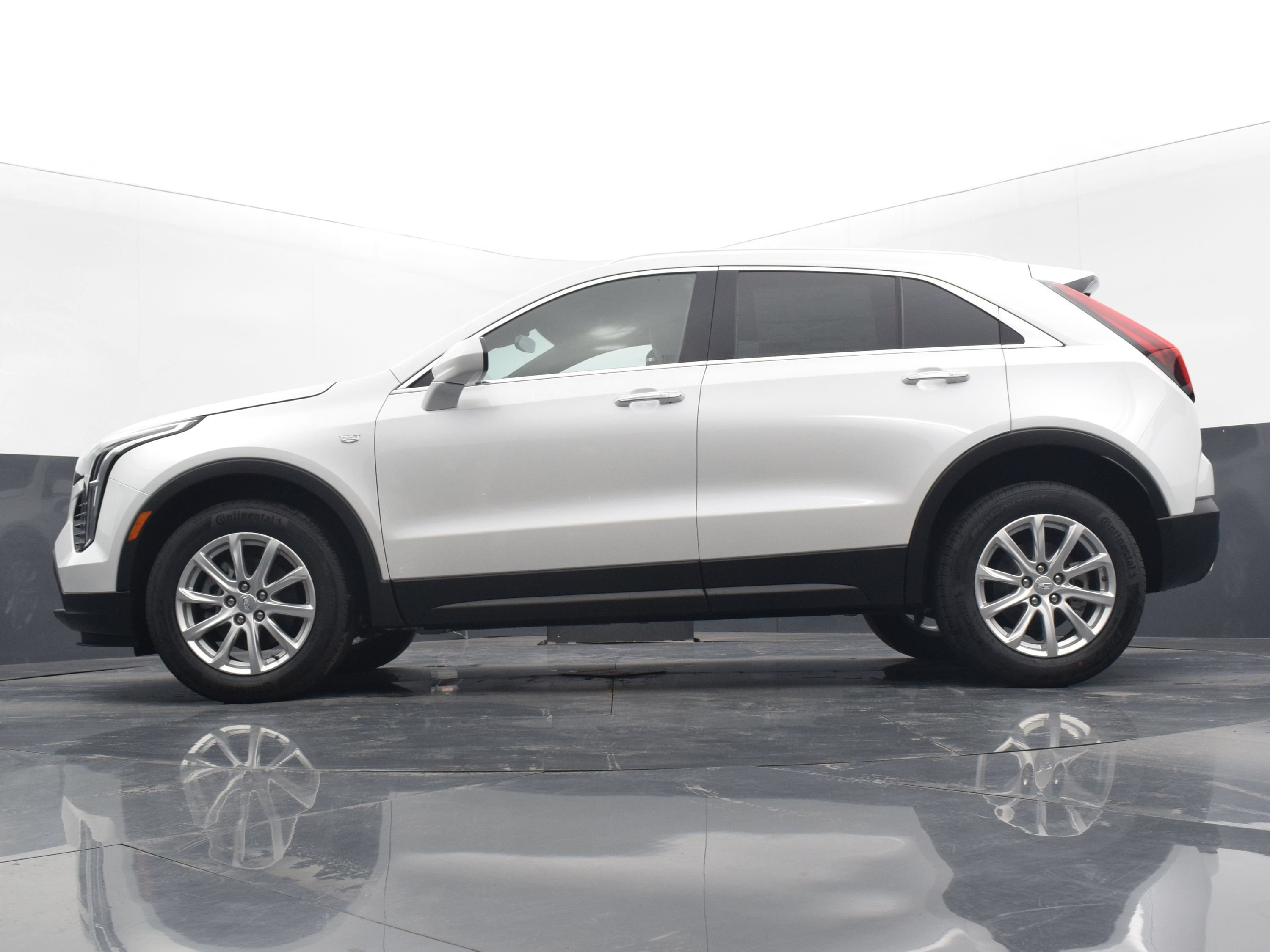 Used 2023 Cadillac XT4 Luxury w/ Cold Weather Package AWD/4WD image 16