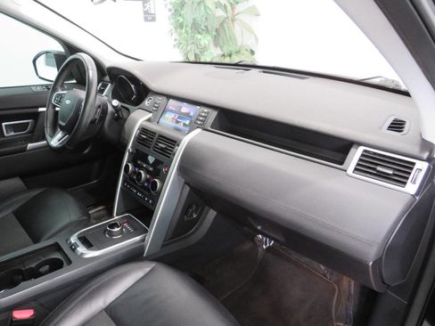 Used 2018 Land Rover Discovery Sport SE image 9