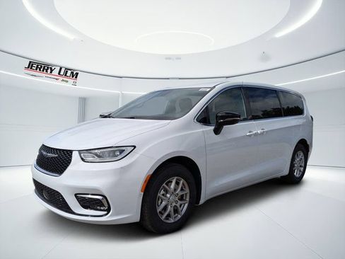 New 2026 Chrysler Pacifica Select FWD image 7