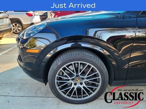 Used 2022 Porsche Cayenne Platinum Edition image 12