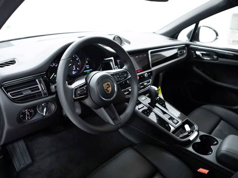 Certified 2026 Porsche Macan AWD/4WD image 4