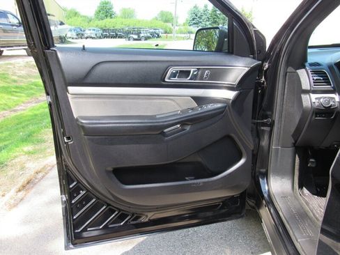 Used 2017 Ford Explorer XLT w/ XLT Technology Feature Bundle AWD/4WD image 9