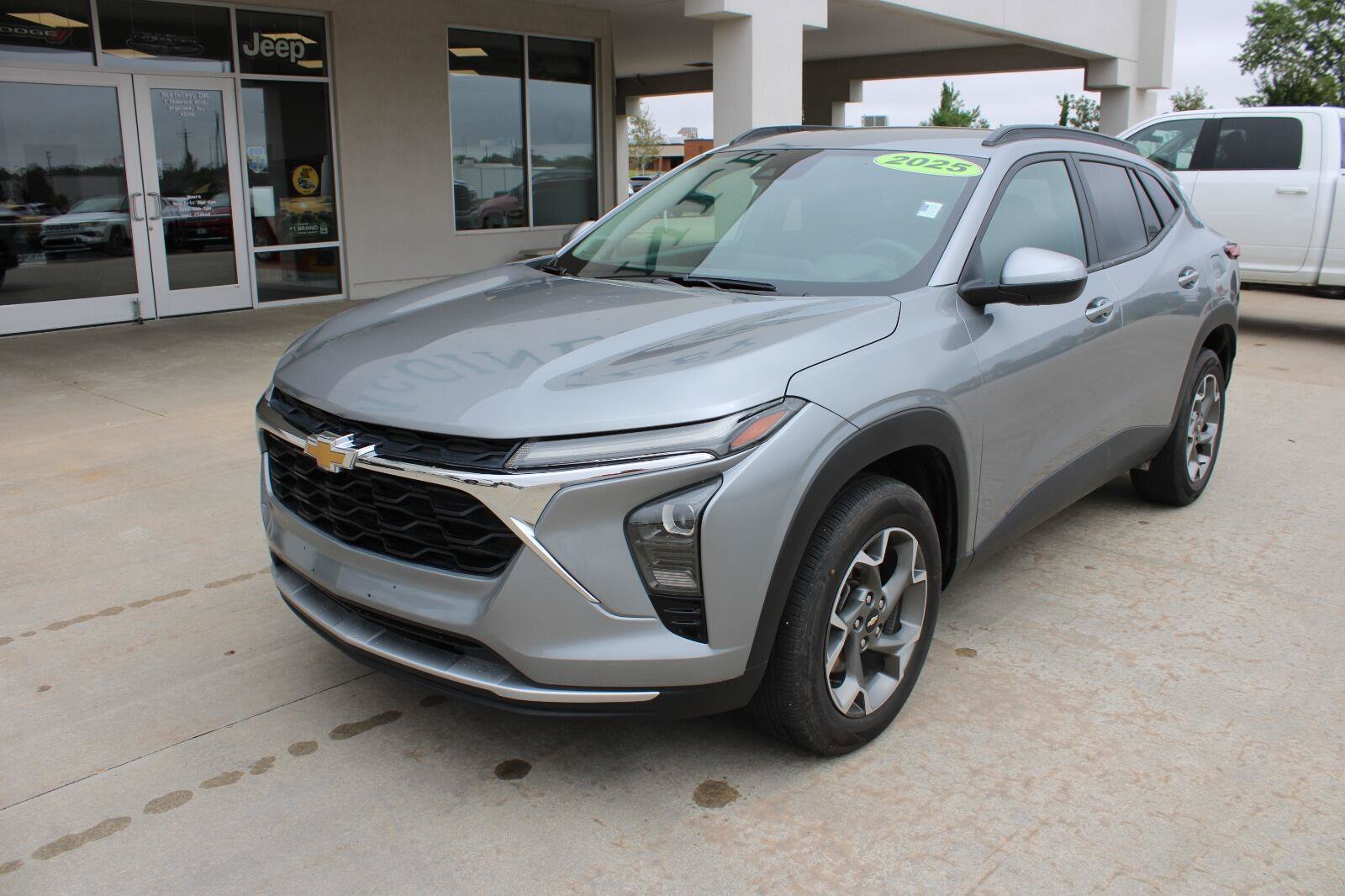 Used 2025 Chevrolet Trax LT FWD image 2