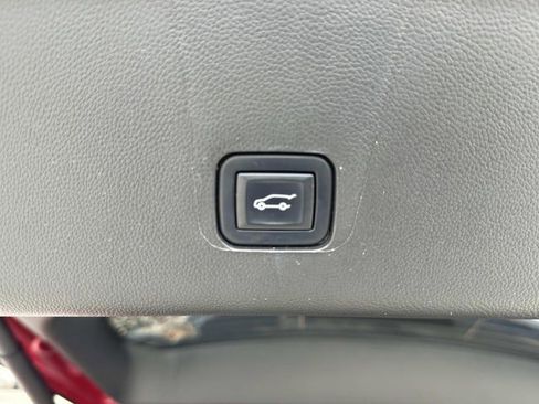 Used 2023 Chevrolet Traverse LT image 16