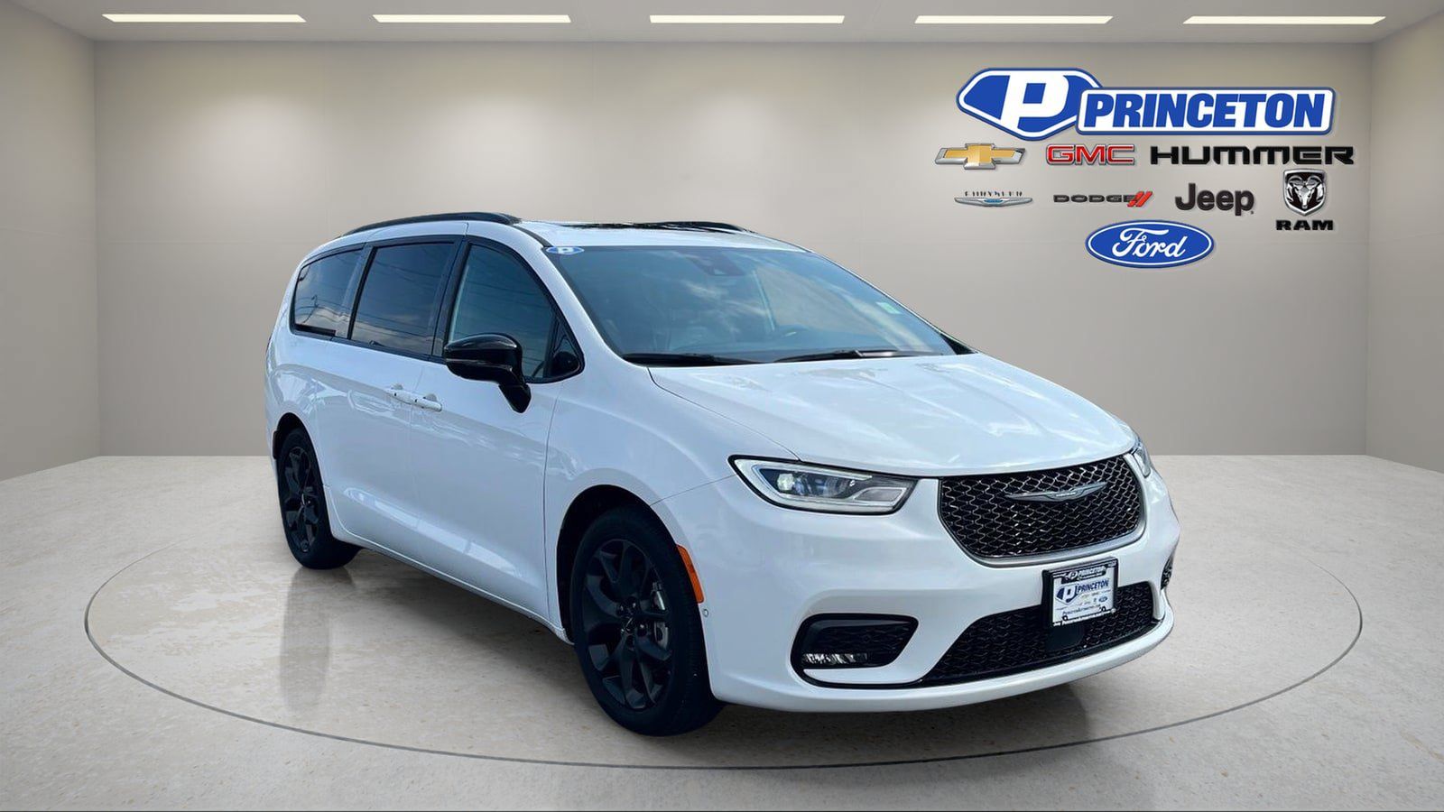 Used 2024 Chrysler Pacifica Limited w/ Uconnect Theater Family Group FWD image 1
