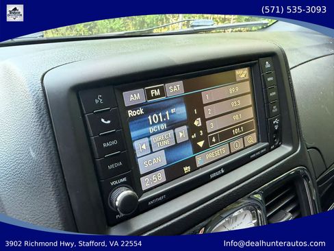 Used 2015 Chrysler Town & Country S FWD image 26