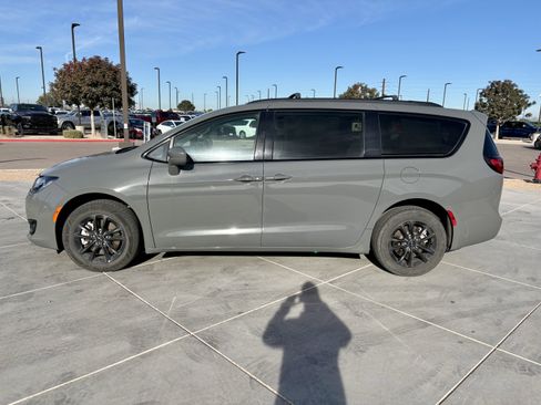 Used 2020 Chrysler Pacifica Touring-L image 2