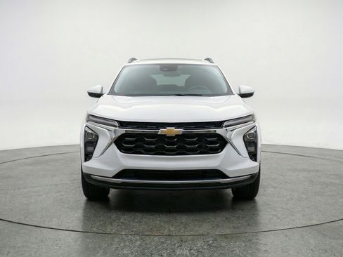 Used 2025 Chevrolet Trax LT FWD image 2