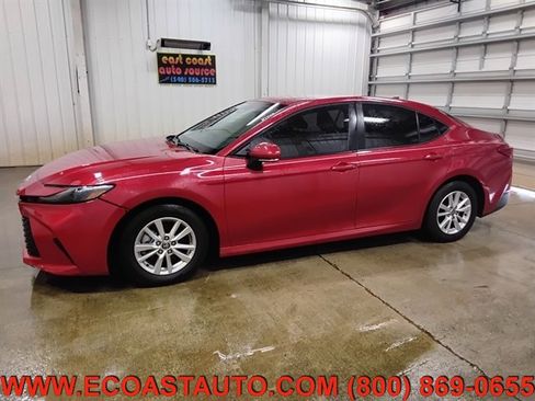 Used 2025 Toyota Camry LE image 5