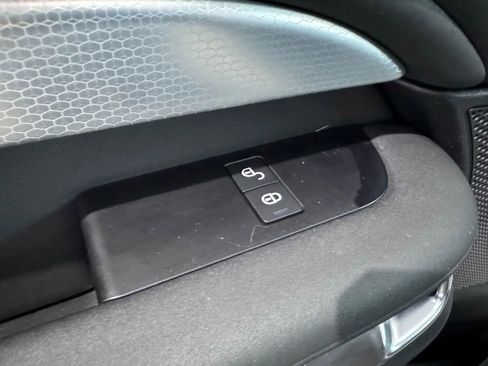 Used 2020 Land Rover Discovery Landmark image 28