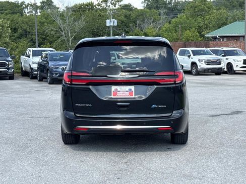 Used 2024 Chrysler Pacifica Limited FWD image 6