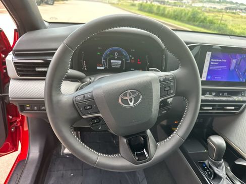 Used 2025 Toyota Camry SE w/ Convenience Package FWD image 14