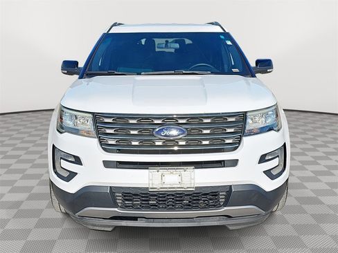 Used 2017 Ford Explorer XLT image 2