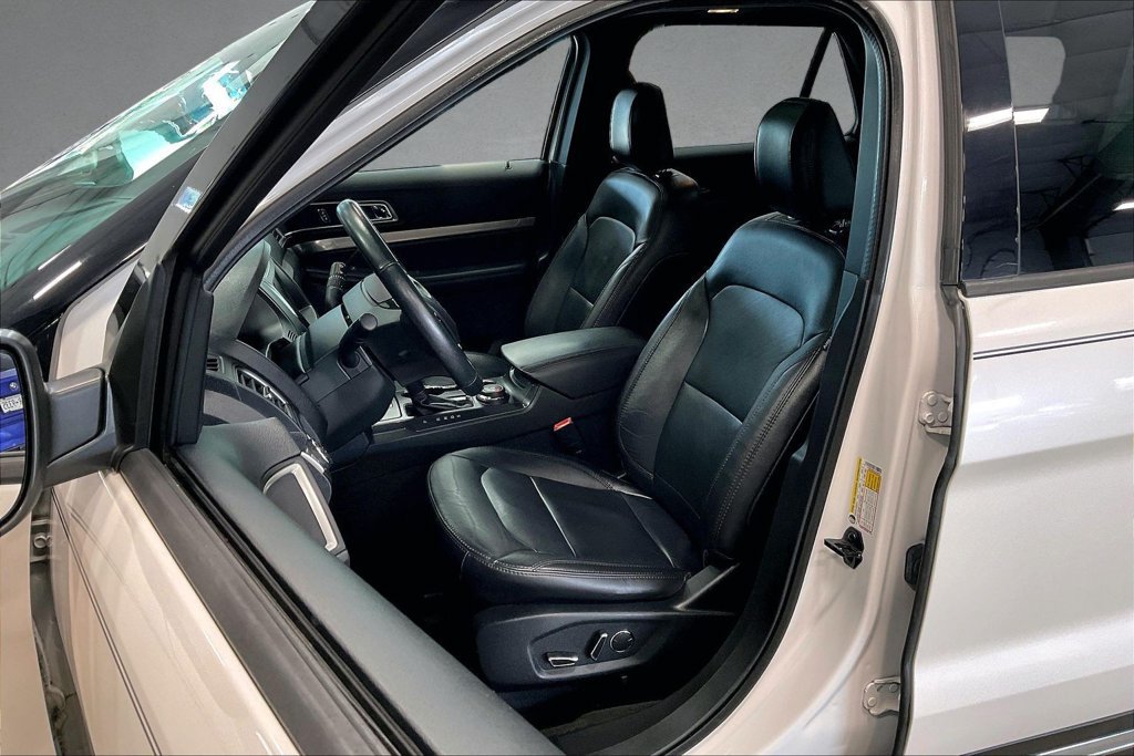 Used 2018 Ford Explorer XLT w/ Equipment Group 202A AWD/4WD image 22