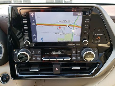 Used 2022 Toyota Highlander XLE image 24