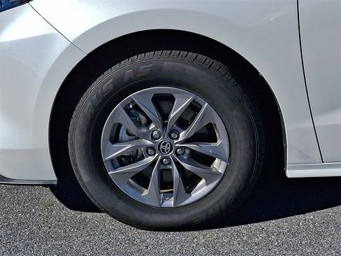 Certified 2024 Toyota Sienna XLE image 9