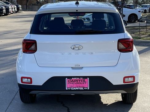Used 2025 Hyundai Venue SE image 5