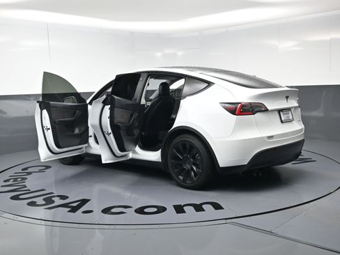 Used 2021 Tesla Model Y Long Range AWD/4WD image 29