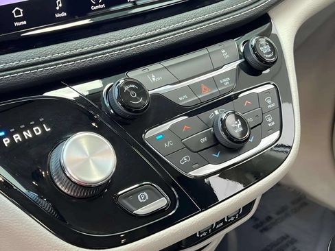 Used 2022 Chrysler Pacifica Touring-L FWD image 25