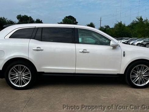 Used 2019 Lincoln MKT AWD image 5