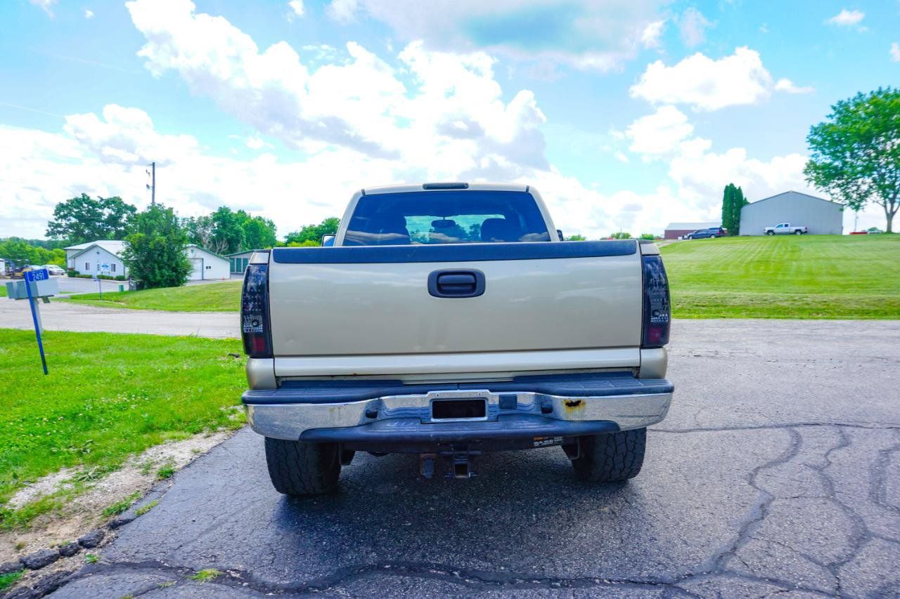 Used 2004 Chevrolet Silverado 2500 LS w/ Heavy-Duty Power Package AWD/4WD image 4
