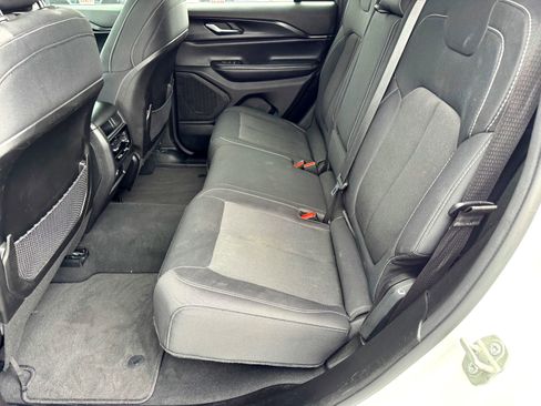 Used 2024 Jeep Grand Cherokee Laredo image 16