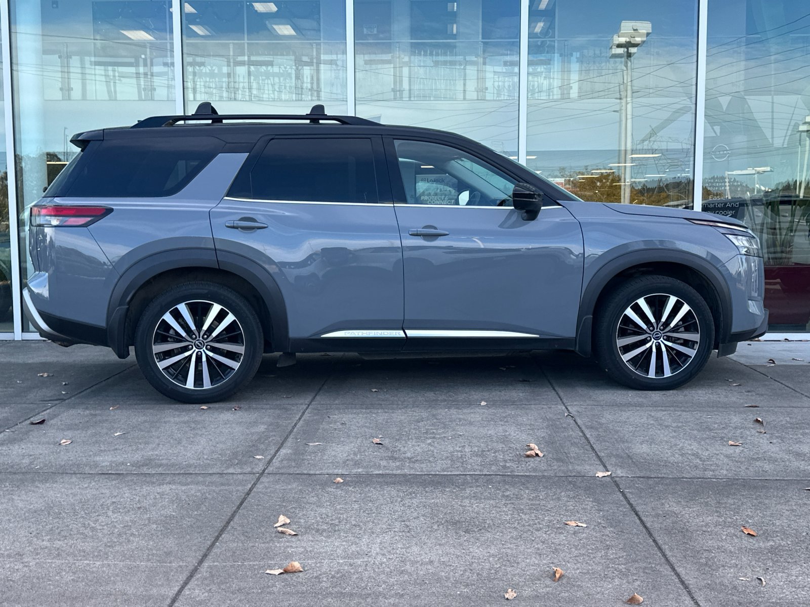Used 2024 Nissan Pathfinder Platinum AWD/4WD image 3