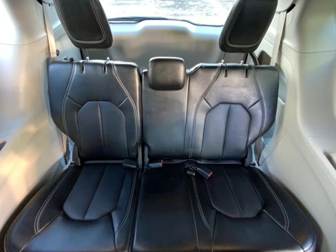 Used 2024 Chrysler Pacifica Touring-L image 37