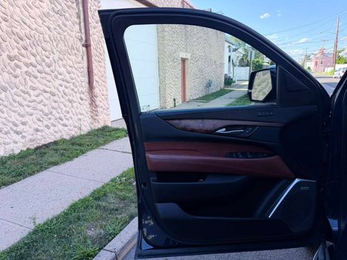 Used 2019 Cadillac Escalade Luxury AWD/4WD image 14