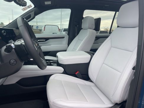 New 2025 Chevrolet Suburban Premier image 23