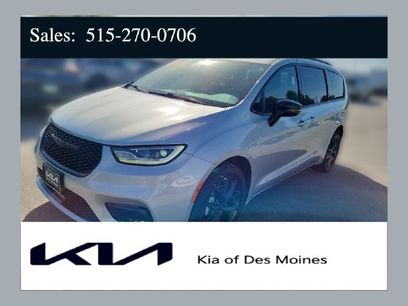 Used 2023 Chrysler Pacifica Limited w/ Uconnect Theater Family Group