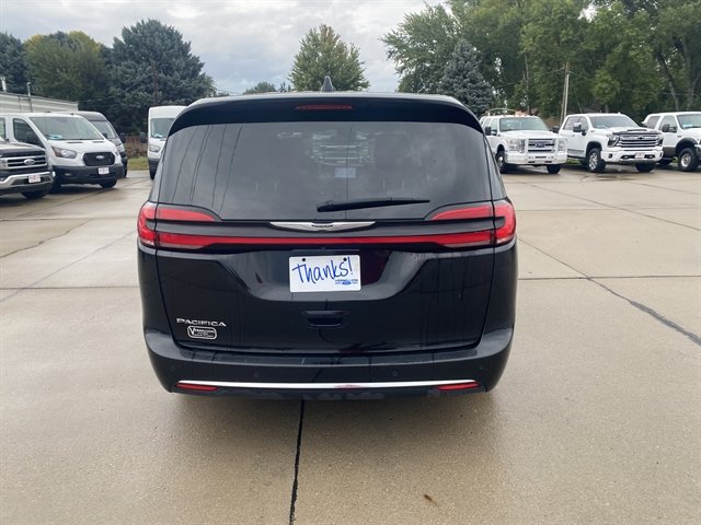 Used 2024 Chrysler Pacifica Touring-L FWD image 12