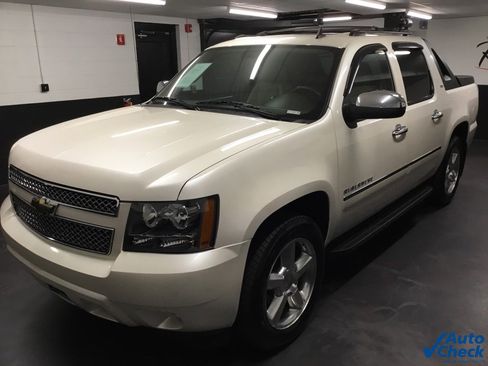 Used 2011 Chevrolet Avalanche LTZ image 6