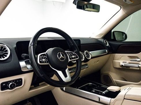 Used 2022 Mercedes-Benz GLB 250 4MATIC image 11