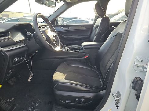 Used 2023 Jeep Grand Cherokee L Laredo image 3